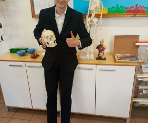 Uczeń klasy siódmej prezentuje model ludzkiej czaszki