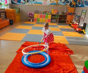 Dziewczynka z przedszkola pokazuje sposób wykonania ogromnej bańki mydlanej