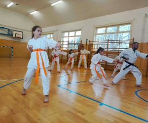 Uczniowie podczas treningu karate