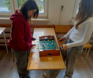 Dwie uczennice prezentują jak grać w piłkarzyki