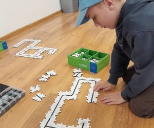 Chłopiec układa tor ruchu dla ozobota