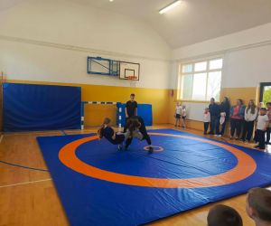 Uczennice klasy szóstej i uczeń klasy ósmej prezentują zapasy