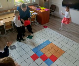 Nauczycielka i uczeń podczas kodowania na macie