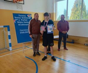 Uczeń prezentujący nagrody – medal, dyplom i puchar – po zajęciu miejsca w turnieju.