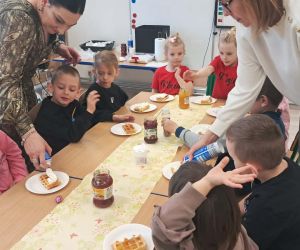 uczniowie podczas degustacji gofrów