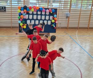 uczniowie podczas tańca