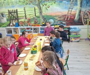 uczniowie jedzą gofry