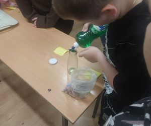 uczniowie robią doświadczenie chemiczne