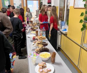 uczniowie podczas słodkiego poczęstunku