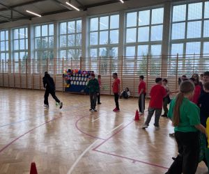 rozgrywki sportowe na hali sportowej