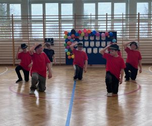 chłopcy podczas tańca