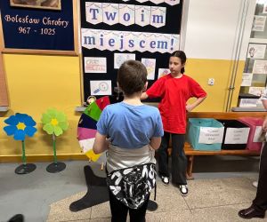 uczeń losuje upominek w kole fortuny