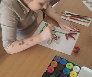 dziewczynka tworzy ogród marzeń