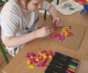 dziewczynka tworzy ogród marzeń