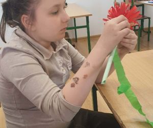 dziewczynka tworzy ogród marzeń