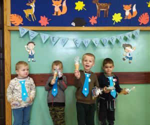 Chłopcy się cieszą z prezentów