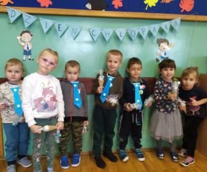 Chłopcy i dziewczynki pozują z upominkami