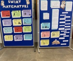 Wystawa prac uczniów na temat matematyki umieszczona na tablicy