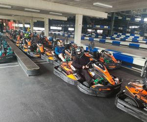 Uczniowie w gokartach tuż przed jazdą