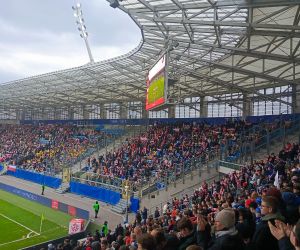 Uczniowie na trybunach oglądają mecz Polska - Niemcy