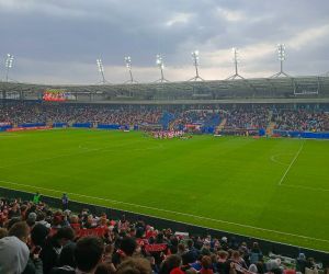 Uczniowie na trybunach oglądają mecz Polska - Niemcy