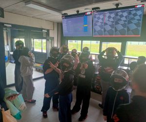 Uczniowie w kaskach oczekują na możliwość prowadzenia gokartów