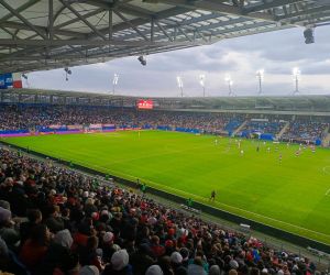 Uczniowie na trybunach oglądają mecz Polska - Niemcy