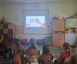 dzieci oglądają film o numerze 112