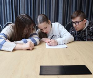 drużyna rozwiązuje zadanie
