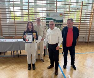 uczennica , która zajęła 2 miejsce z organizatorami turnieju i nauczycielem w-f
