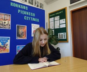 Uczennica klasy piątej podczas czytania wybranego przez siebie tekstu