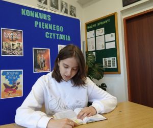 Uczennica klasy ósmej podczas czytania wybranego przez siebie tekstu