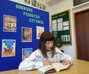 Uczennica klasy czwartej podczas czytania wybranego przez siebie tekstu