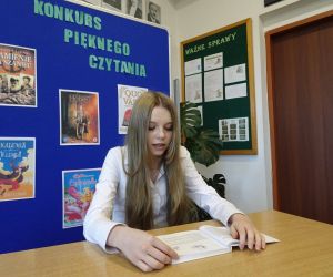 Uczennica klasy ósmej podczas czytania wybranego przez siebie tekstu