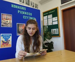 Uczennica klasy siódmej podczas czytania wybranego przez siebie tekstu