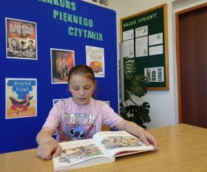 Uczennica klasy drugiej podczas czytania wybranego przez siebie tekstu