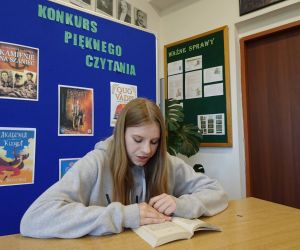 Uczennica klasy szóstej podczas czytania wybranego przez siebie tekstu