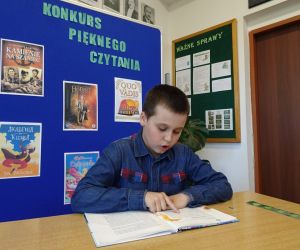 Uczeń klasy trzeciej podczas czytania wybranego przez siebie tekstu