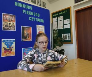 Uczennica klasy czwartej podczas czytania wybranego przez siebie tekstu