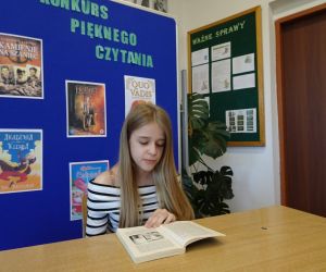 Uczennica klasy piątej podczas czytania wybranego przez siebie tekstu