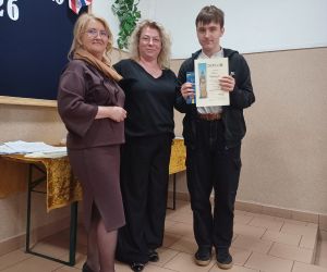 Uczeń klasy ósmej - zdobywca drugiego miejsca w konkursie oraz pani dyrektor i nauczycielka prowadzące konkurs