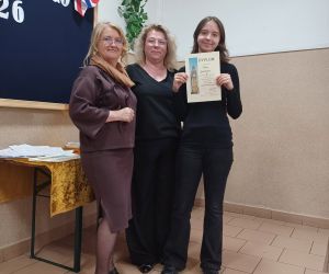 Uczennica klasy ósmej - zdobywczyni trzeciego miejsca w konkursie oraz pani dyrektor i nauczycielka prowadzące konkurs