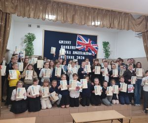 Uczniowie - uczestnicy konkursu na pamiątkowej fotografii