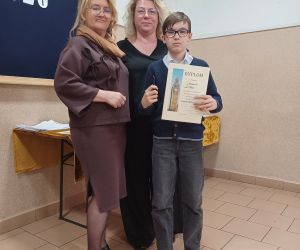 Uczeń klasy piątej - uczestnik konkursu oraz pani dyrektor i nauczycielka prowadzące konkurs