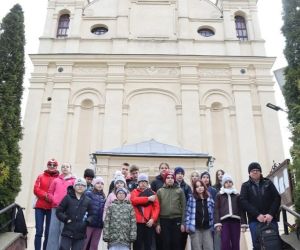 Uczniowie przed kościołem w Uchaniach