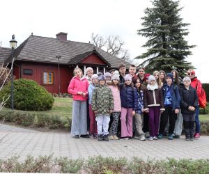 Uczniowie przed rządcówką TRH w Dziekanowie