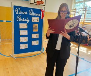 Uczennica stoi przed mikrofonem