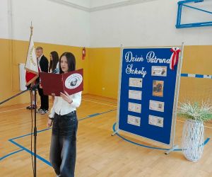 Uczennica stoi przed mikrofonem