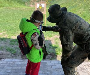 uczeń podczas zajęć na strzelnicy
