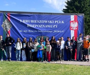 uczniowie na wspólnym zdjęciu
